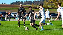 Der SV Aasen (Paul Hall, am Ball) hat sich mit einem späten Siegtreffer 2:1 gegen die SG Kirchen-Hausen (Jonathan Raus) durchgesetzt.