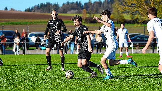 Der SV Aasen (Paul Hall, am Ball) hat sich mit einem späten Siegtreffer 2:1 gegen die SG Kirchen-Hausen (Jonathan Raus) durchgesetzt.