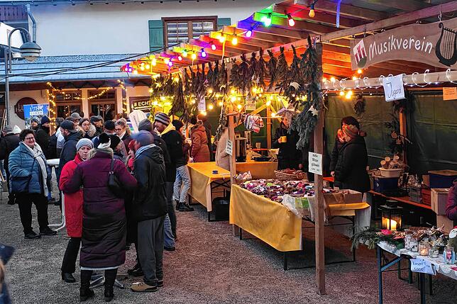 Bild 19: Gesang und Glühweinduft vor der Kirnachmühle: Der Unterkirnacher Weihnachtsmarkt lädt zum Verweilen