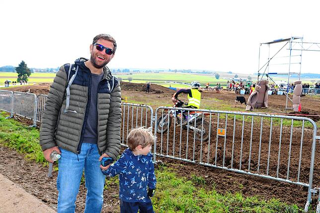 Bild 10: Geländemaschinen drehen auf: Motocross-Fahrer beweisen bei der Enduro-Challenge in Löffingen Geschicklichkeit und Mut