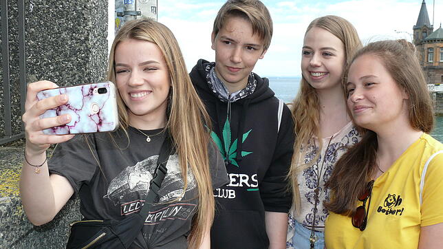 Selfie an der Imperia: Julia (18), Stefanie (18), Janine (18) und Lisa (16) unternehmen eine Mädchenreise