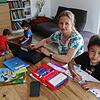 Mühsame Zeit: Während der siebenjährige Andy seine Hausaufgaben erledigt, spielen seine Brüder Luca (links) und Felix nebenan, Mutter ...
