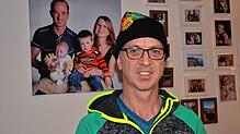 Familienmensch und begeisterter Narr: Heiko Frick vor den Bildern seiner Familie. Gemeinsam Lebensfreude genießen, das mache Fasnet für ...