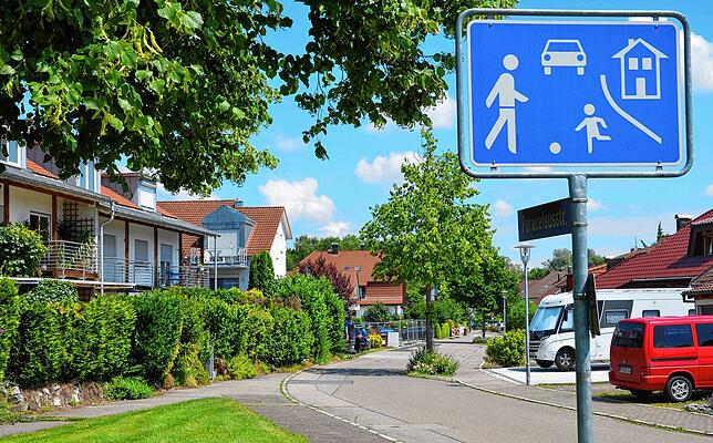 Von der Paracelsusstraße aus wird es eine Zufahrt für den schulischen Lieferverkehr zur neuen Grunschule geben.