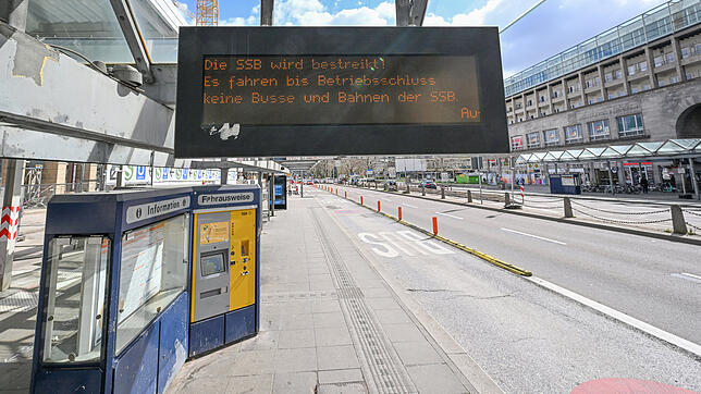 Baden-Württemberg, Stuttgart: Ein Hinweisschild weist an einer leeren Bushaltestelle auf den Warnstreik hin.