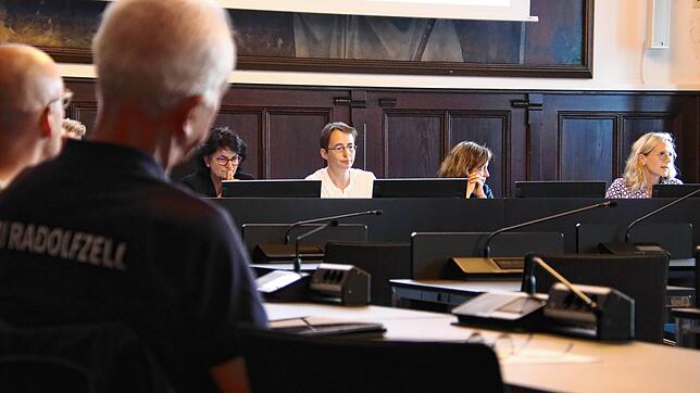 Bürgermeisterin Monika Laule, die Leiterin des Fachbereichs Bildung, Jugend und Sport, Brigitte Reichmann, Sportkoordinatorin Karin ...