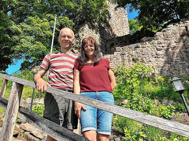 Fritz und Elke Beck betreiben seit 16 Jahren die Waldau-Schänke. Der Betrieb begann mit der Bewirtung des Burgspektakels. Heute finden ...