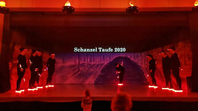 Das Damenballett der Schanzelzunft Villingen sorgt mit seinem Leuchtstabauftritt für einen Höhepunkt.
