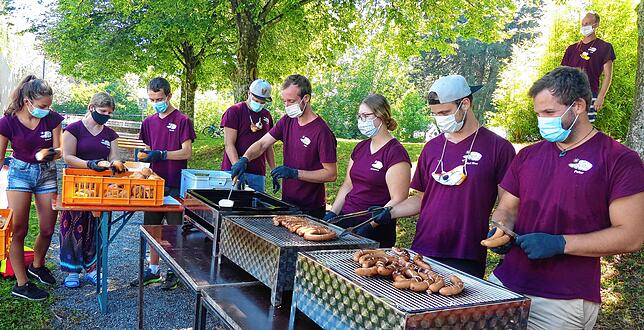 Das Hygienkonzept ist perfekt umgesetzt: Das Küchenteam bleibt unter sich, die Gruppen werden einzeln zum Abholen von Wurst und ...