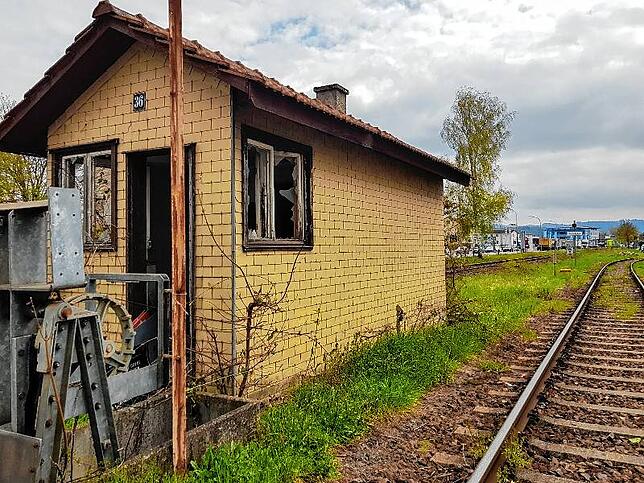Müllabladeplatz zwischen den Gleisen.