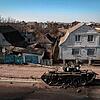 Blick ins Kriegsgebiet: Ein zerstörter Panzer steht nach Kämpfen zwischen ukrainischen und russischen Truppen auf einer Hauptstraße in ...