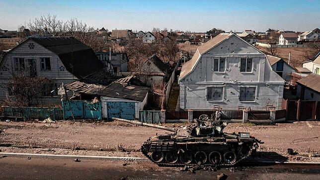 Blick ins Kriegsgebiet: Ein zerstörter Panzer steht nach Kämpfen zwischen ukrainischen und russischen Truppen auf einer Hauptstraße in ...