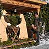 Ralf Keller, der seit seinem Ruhestand intensiv mit Holz arbeitet, stellte die gesamte Krippe mit Figuren selbst her.