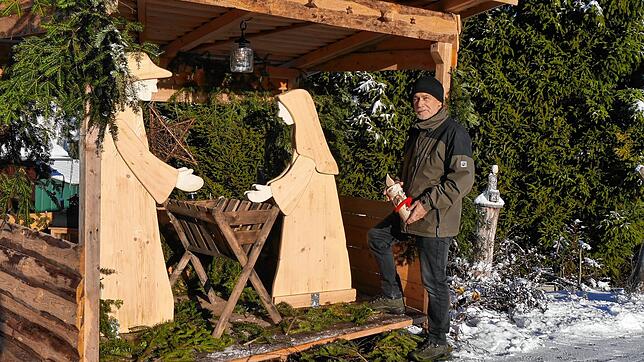Ralf Keller, der seit seinem Ruhestand intensiv mit Holz arbeitet, stellte die gesamte Krippe mit Figuren selbst her.