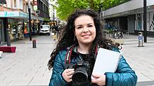 Graziella Verchio mit Kamera und Block, den Werkzeugen der Reporterin: Sie ist im Mai 2023 neu ins Team der Singener ...