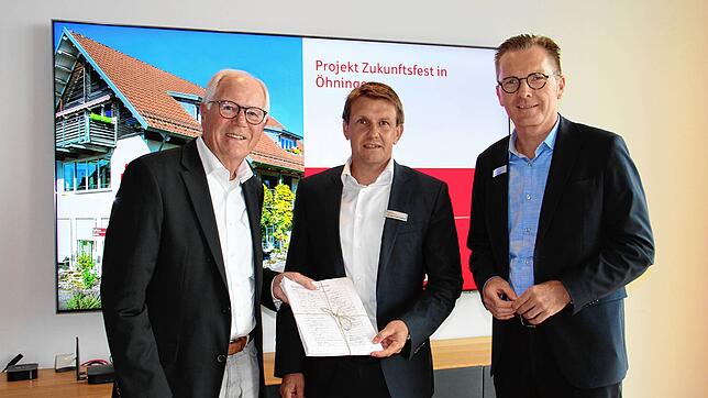 Der Öhninger CDU-Gemeinderat René Zimmermann (von links) übergibt an die Sparkassen-Vorstände Alexander Endlich und Jens Heinert die ...