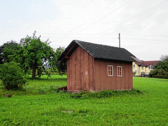 In dieser Hütte in Waldhausen befand sich ein verwaister Bienenstand, der als Ursprung der Seuche vermutet wurde. Inzwischen wurde sie ...