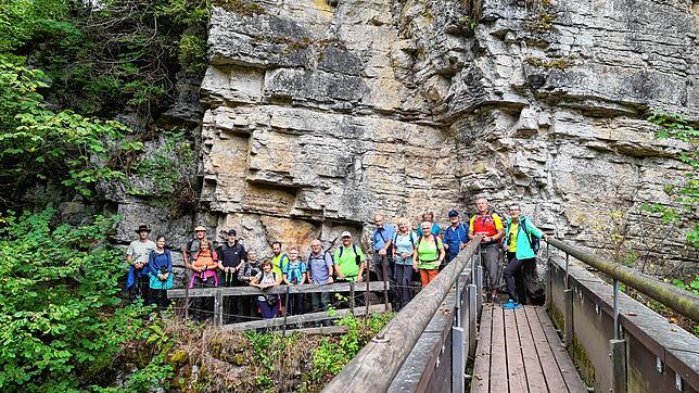 Imposant ragt eine Felswand über die Wutach bei der „ Drei-Schluchten- Wanderung“ 2024, mit Wanderleiter Bruno Matt, hinter der Gruppe ...