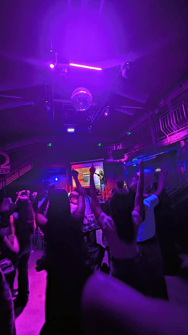 Von Popballade bis Rock-Klassiker: Die Vielfalt der Songs macht Karaoke-Abende in den Donaueschinger Clubs – hier im Omega – zum ...