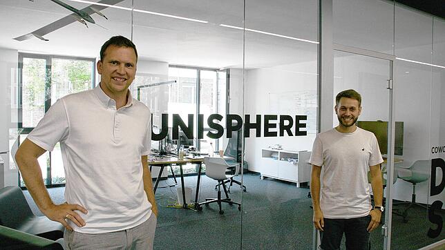 Michael Anger (links) gründete mit Christoph Schlattig (nicht im Bild) das Unternehmen Unisphere, das sie nun gemeinsam mit Christoph ...