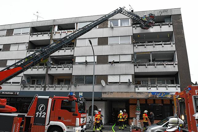 Auch die Drehleiter war im Einsatz, wie hier nachgestellt. Von diesem Platz aus betreuten die Feuerwehrleute Menschen auf den Balkonen, ...