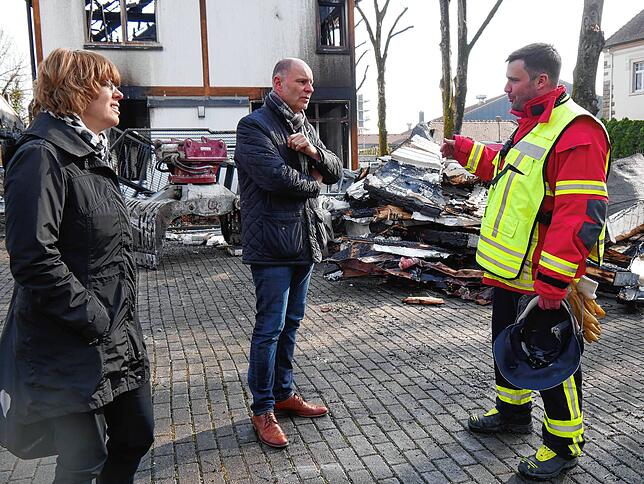 Direkt am Morgen nach dem Feuer machten Sich Bürgermeisterin Ute Seifried und OB Bernd Häusler einen Überblick über die Schäden. ...