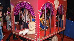 Mutige Kinder streicheln den Löwen-Prinzen, dessen Liebe zur Pferdeprinzessin im Mittelpunkt der Show steht.
