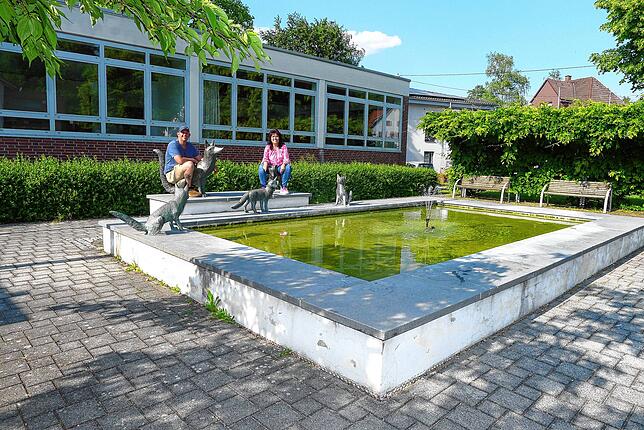 Fabrikant Hermann Laur aus Oberuhldingen hat den Brunnen vor der Schule in Untersiggingen gestiftet mit dem Hinweis: &bdquo;Die Kinder ...
