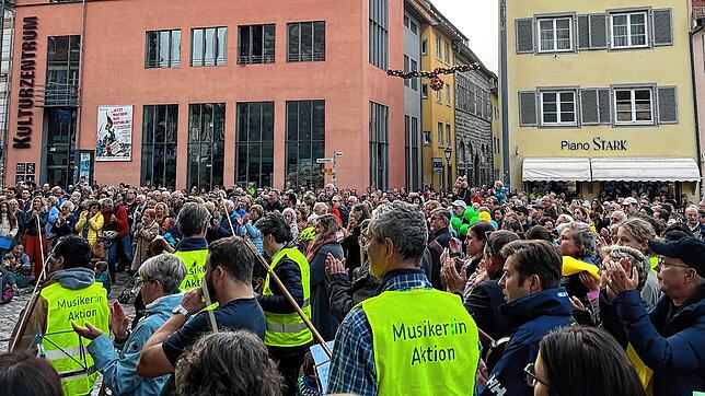 Rund 400 Menschen versammelten sich am Montagabend, 23. Oktober, im Zuge der Kundgebung &bdquo;Kulturschutzgebiet Konstanz&ldquo; auf ...