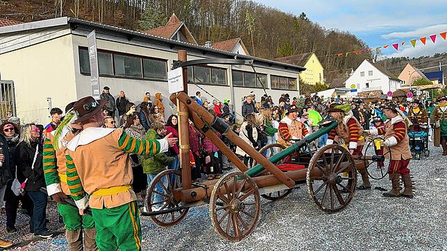 Bild 34: Narren feiern ausgelassen &ndash; Bilder vom Umzug (Teil 2)