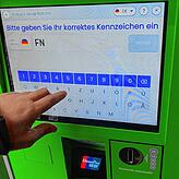 Parken ohne Schranken im Parkhaus und auf dem Parkplatz am Klinikum: Nicht alle Nutzer kommen mit dem Bezahlvorgang klar.