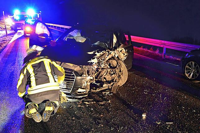 Bild 1: Tückisches Glatteis am Morgen: Zwei Menschen bei Unfall verletzt