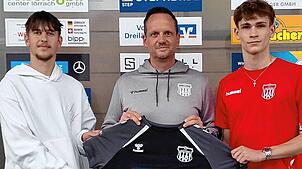 Zwei fürs Tor: Trainer Thorsten Szesniak (Mitte) freut sich, in Maxim Weiss (links) und Robin Geith zwei Talente im Kader des FV ...