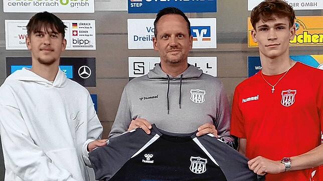 Zwei fürs Tor: Trainer Thorsten Szesniak (Mitte) freut sich, in Maxim Weiss (links) und Robin Geith zwei Talente im Kader des FV ...