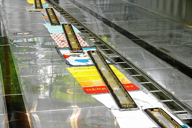 Selbst die vergessenen Badetücher der Badegäste sind bei der Reinigung des Schwimmbeckens noch nützlich.