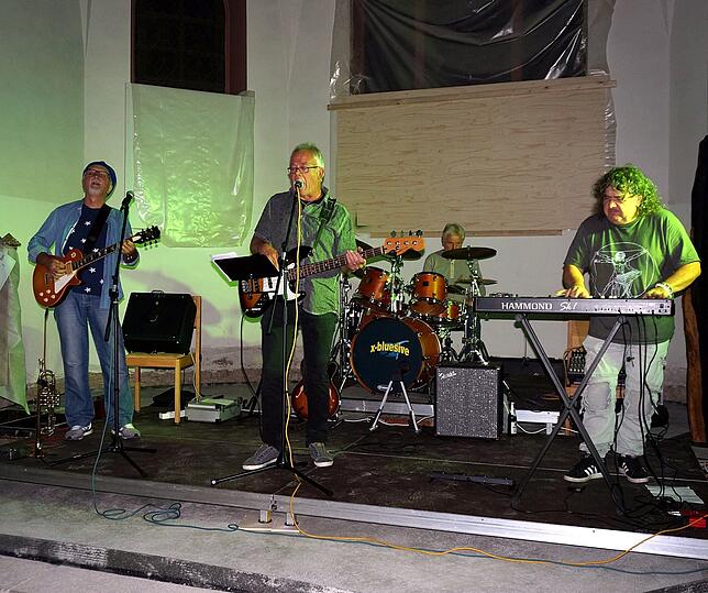 Blues im Altarraum: Bei der Band X-bluesive gint am Freitagabend in der Christuskirche die Post ab (von links): Otti Sinnemann, Max ...