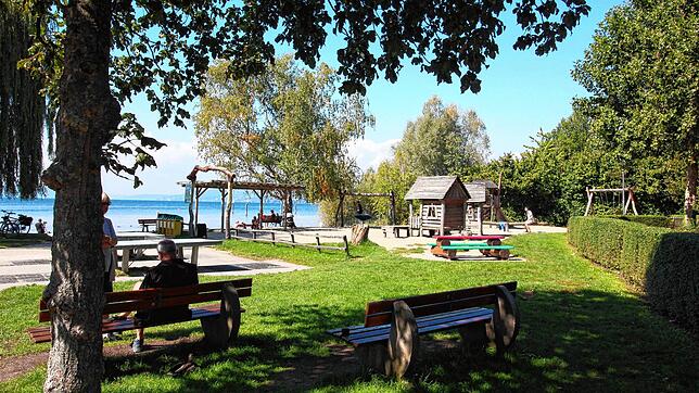 Das Ufer von Unteruhldingen ist ein beliebtes Ziel für Erholungssuchende, für Urlauber und Wassersportler. Ob die Promenade und der ...