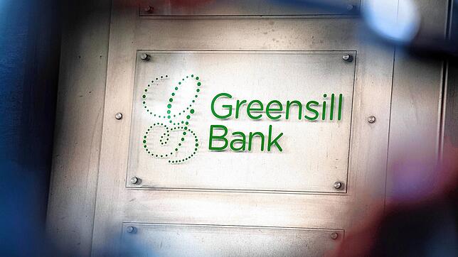 Ein Schild mit dem Firmennamen &bdquo;Greensill Bank&ldquo; hängt am Eingang der Bremer Privatbank. Bei dieser Bank hatte die Stadt ...