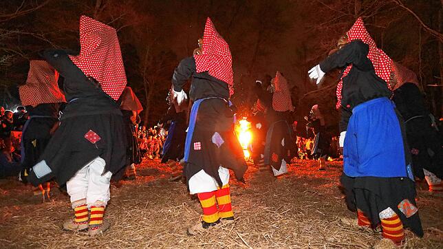 Bild 22: Konstanzer Fasnacht: Im Uniwald tanzen Narren und Mäschgerle am Feuer