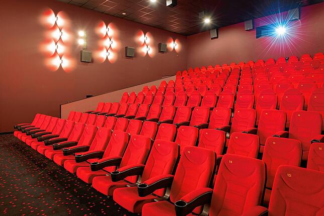 Im Cineplex Singen können Gäste entspannt einen Kinofilm genießen.