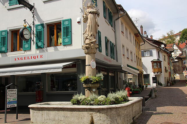 Auch die Marienstatue auf dem Marienbrunnen in der Fußgängerzone wurde von Josef Dietsche in Stein gehauen.