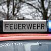 Das Blaulicht eines Feuerwehrautos leuchtet an einem Einsatzort. (Symbolbild)