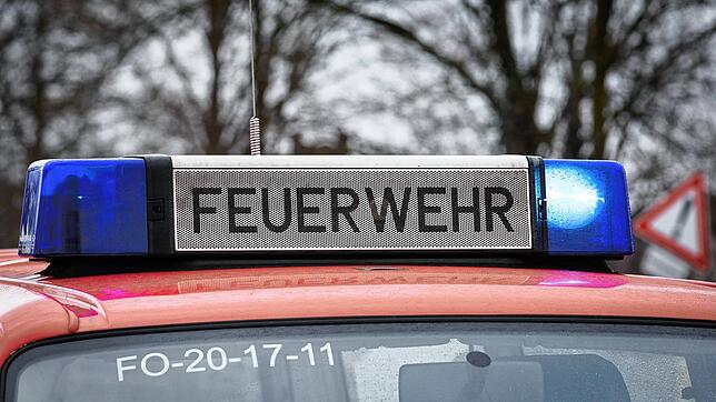 Das Blaulicht eines Feuerwehrautos leuchtet an einem Einsatzort. (Symbolbild)