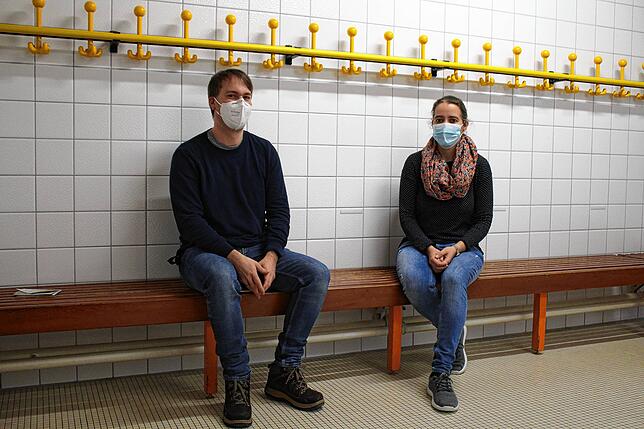 Christian Urff, Konrektor der Tannenhagschule, und Ulrike Oechsle, Schulleiterin der Schule am See, in den sanierungsbedürftigen ...