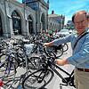 Thomas Keck freut sich über mehr Ordnung für Fahrräder am Bahnhof. Derzeit gibt es Abstellplätze für knapp 400 Räder, bis 2030 sollen es ...