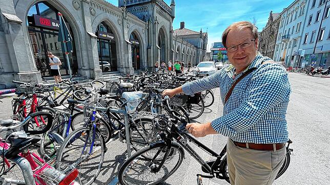 Thomas Keck freut sich über mehr Ordnung für Fahrräder am Bahnhof. Derzeit gibt es Abstellplätze für knapp 400 Räder, bis 2030 sollen es ...