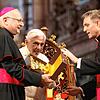 Papstsekretär Georg Gänswein (rechts) half kräftig mit, dass sich Benedikt XVI. zum Besuch von Freiburg entschloss. Mit ihm war erstmals ...