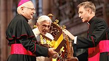Papstsekretär Georg Gänswein (rechts) half kräftig mit, dass sich Benedikt XVI. zum Besuch von Freiburg entschloss. Mit ihm war erstmals ...
