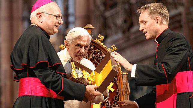 Papstsekretär Georg Gänswein (rechts) half kräftig mit, dass sich Benedikt XVI. zum Besuch von Freiburg entschloss. Mit ihm war erstmals ...
