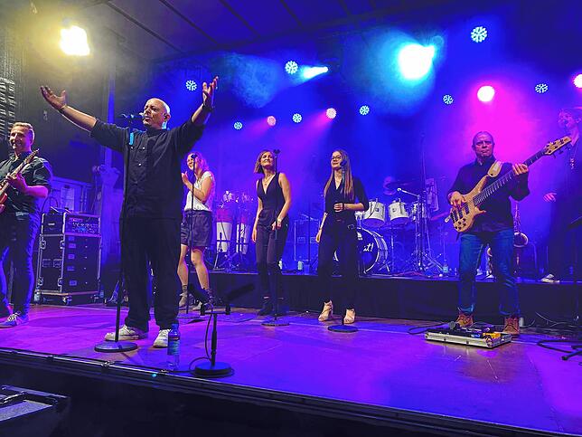 Am Freitag spielte die Freiburger &bdquo;Rock &sbquo;n&lsquo; Roll Sensation TTR&ldquo;. Auch kam es zur Weltpremiere der Tribute Band ...